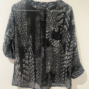 New Express Black White Patterned Blouse Optional Rollup Button Sleeves Size XS